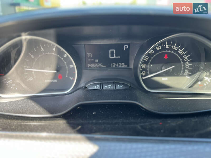 Внедорожник / Кроссовер Peugeot 2008 2017 в Киеве