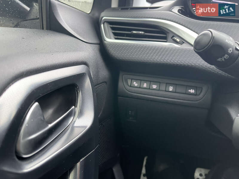 Внедорожник / Кроссовер Peugeot 2008 2015 в Киеве фото 25 Внедорожник / Кроссовер Peugeot 2008 2015 в Киеве