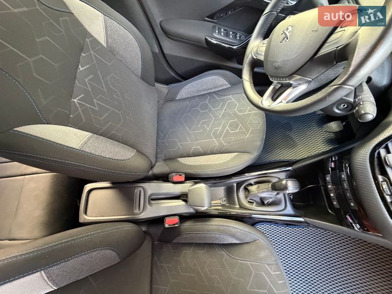 Внедорожник / Кроссовер Peugeot 2008 2019 в Киеве