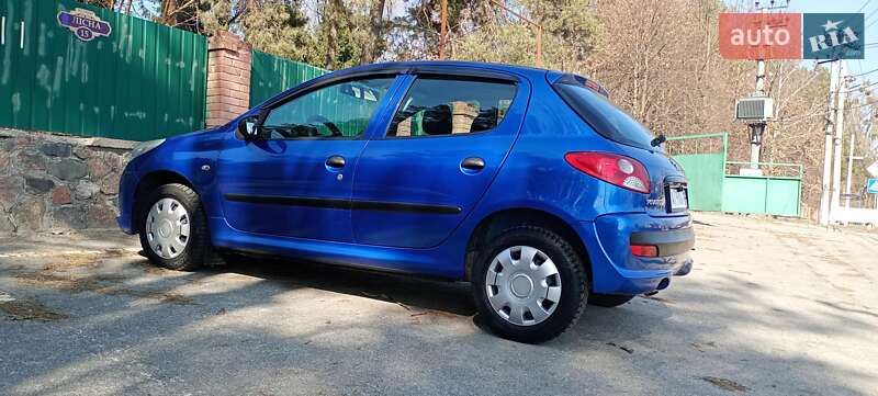 Хэтчбек Peugeot 206 plus 2009 в Киеве
