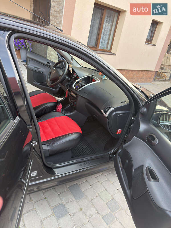 Хетчбек Peugeot 206+ 2011 в Городку