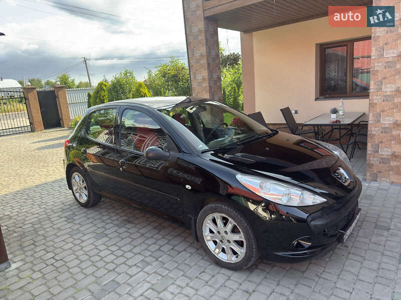 Хетчбек Peugeot 206+ 2011 в Городку