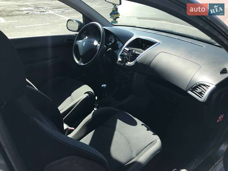 Хетчбек Peugeot 206+ 2012 в Ужгороді