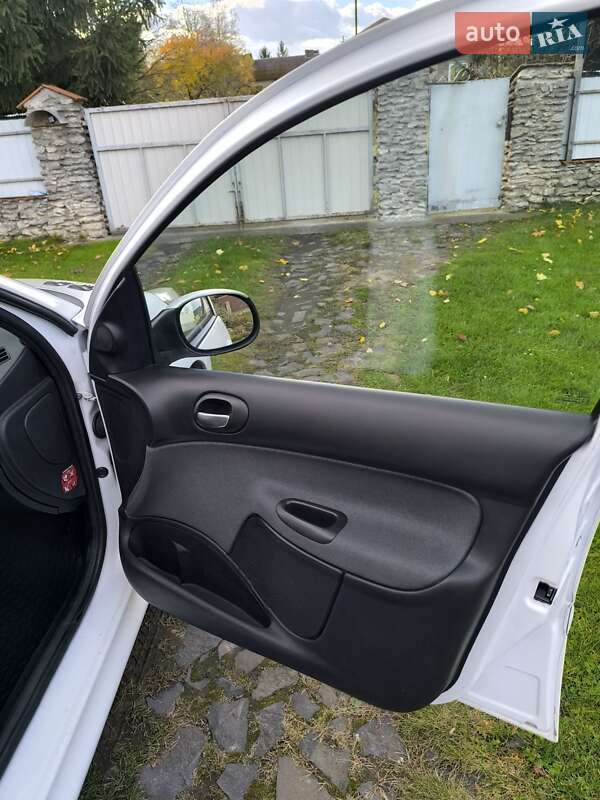 Хэтчбек Peugeot 206 plus 2010 в Дубно