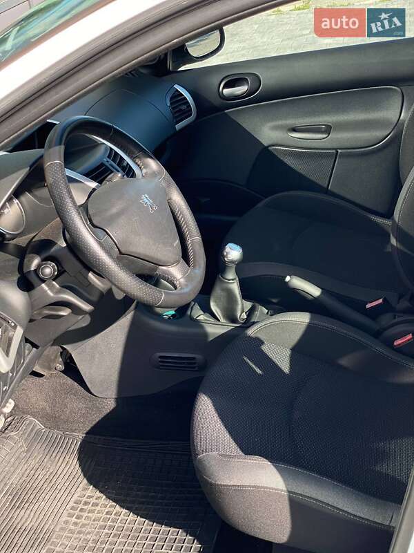 Хэтчбек Peugeot 206 plus 2009 в Киеве