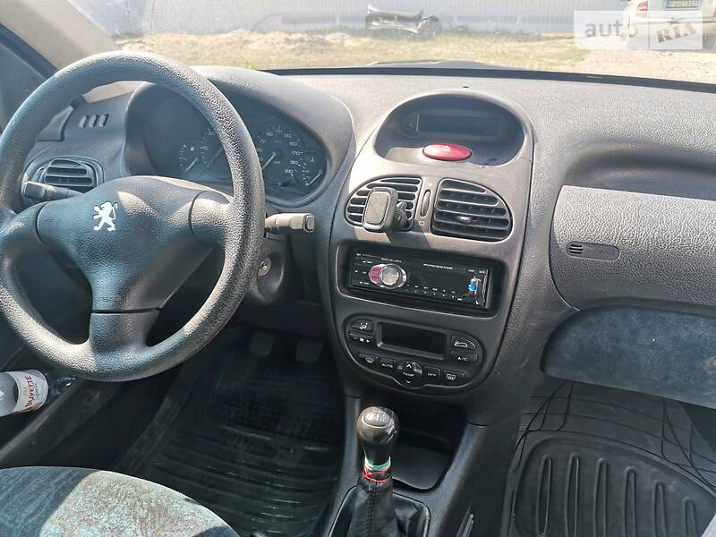 Хетчбек Peugeot 206 2001 в Києві