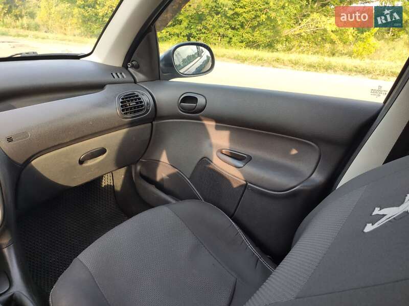 Хетчбек Peugeot 206 2007 в Краснограді