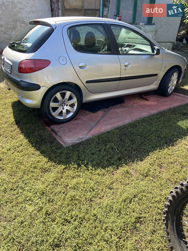 Хэтчбек Peugeot 206 2002 в Попельне