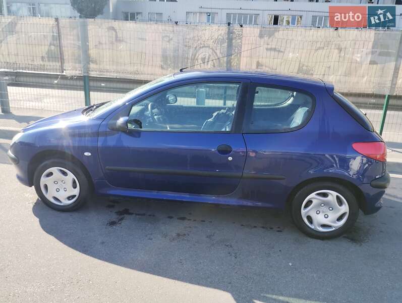 Хэтчбек Peugeot 206 2000 в Киеве