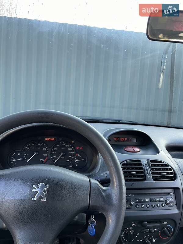 Седан Peugeot 206 2008 в Ужгороде