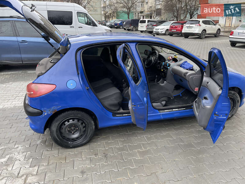 Хетчбек Peugeot 206 2003 в Чернівцях