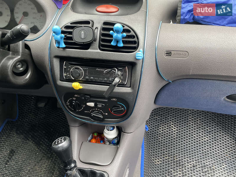 Хетчбек Peugeot 206 2003 в Чернівцях