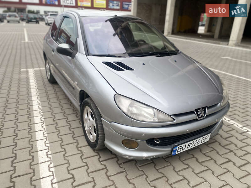 Хэтчбек Peugeot 206 2002 в 