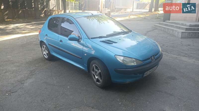 Хетчбек Peugeot 206 2000 в Дніпрі