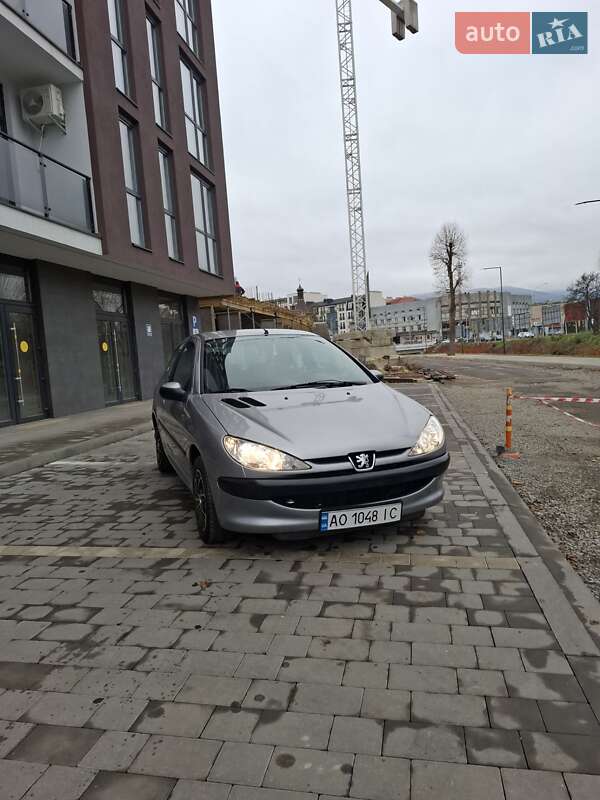 Хетчбек Peugeot 206 2004 в 