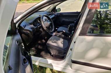 Хетчбек Peugeot 206 2008 в 