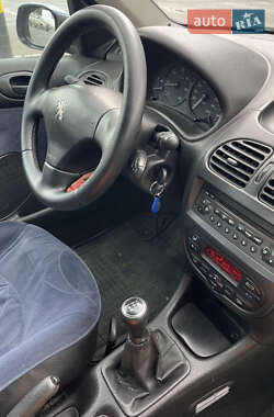 Хетчбек Peugeot 206 2002 в 