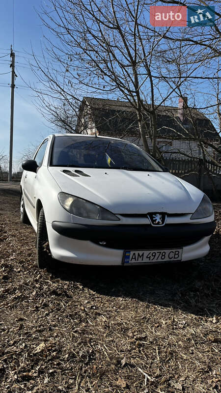 Хетчбек Peugeot 206 2002 в 
