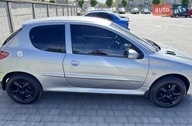 Хетчбек Peugeot 206 2001 в 