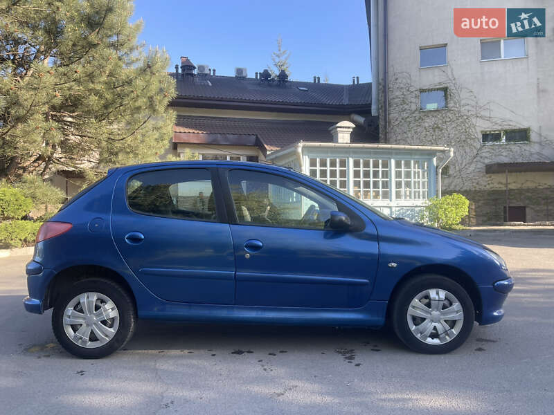 Хетчбек Peugeot 206 2005 в Дніпрі