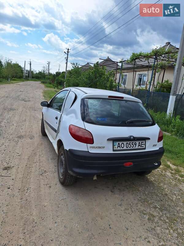 Хэтчбек Peugeot 206 2002 в Виноградове