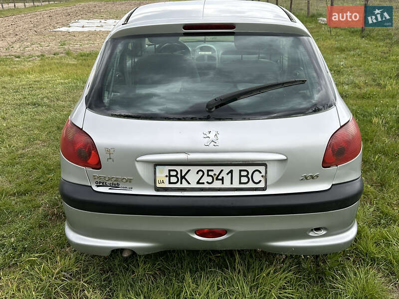 Хетчбек Peugeot 206 2008 в 
