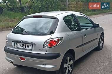 Хэтчбек Peugeot 206 2002 в 