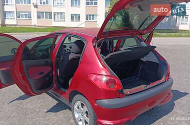 Хэтчбек Peugeot 206 2004 в 