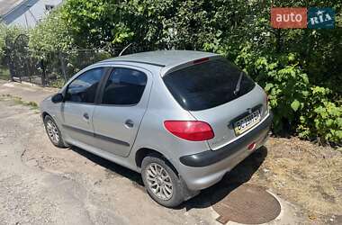 Хэтчбек Peugeot 206 2001 в Городке