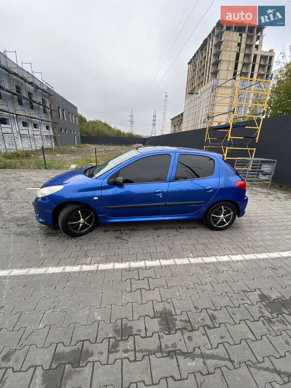 Хэтчбек Peugeot 206 2009 в Дубно