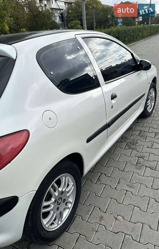 Хетчбек Peugeot 206 2001 в Чернівцях