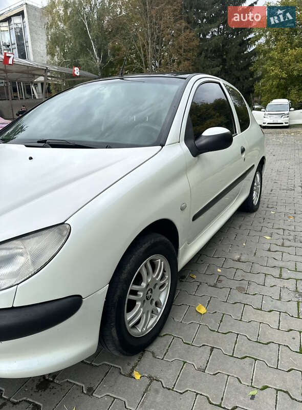 Хетчбек Peugeot 206 2001 в Чернівцях