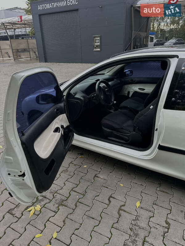 Хетчбек Peugeot 206 2001 в Чернівцях