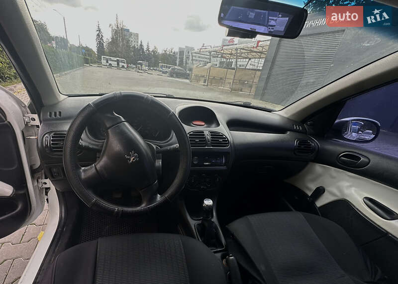 Хетчбек Peugeot 206 2001 в Чернівцях