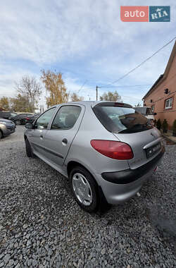 Хэтчбек Peugeot 206 2004 в  фото 6 Хэтчбек Peugeot 206 2004 в