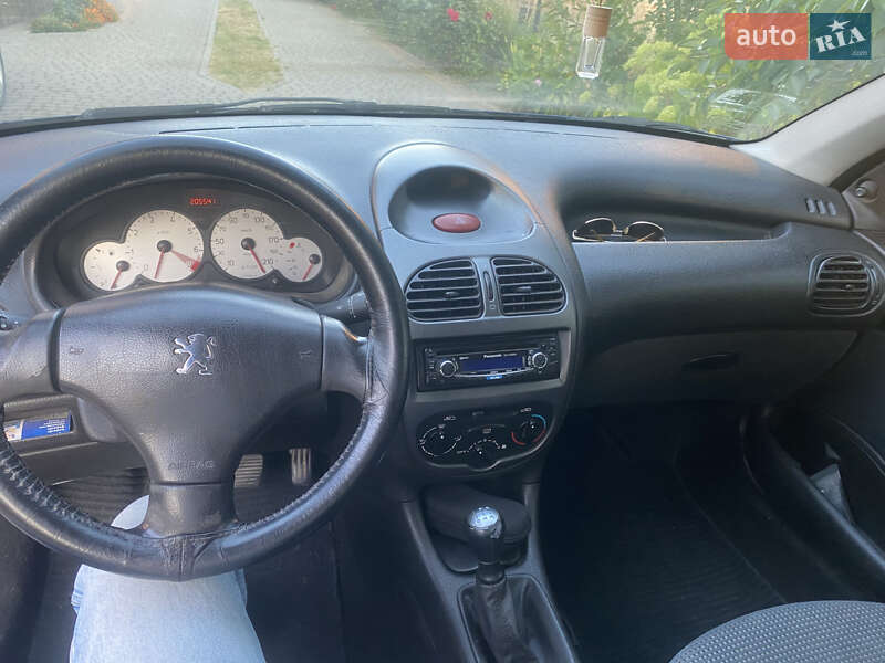 Хэтчбек Peugeot 206 2004 в Ременове
