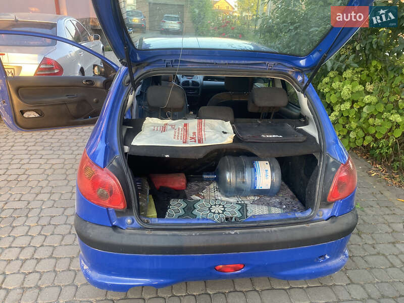 Хэтчбек Peugeot 206 2004 в Ременове