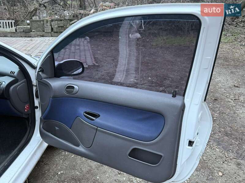 Хэтчбек Peugeot 206 2002 в Запорожье