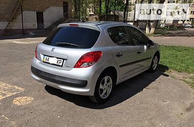 Хетчбек Peugeot 207 2010 в 