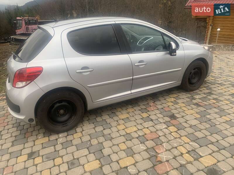 Хэтчбек Peugeot 207 2011 в Киеве