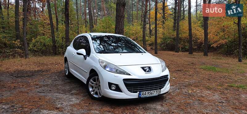 Хэтчбек Peugeot 207 2011 в Киеве