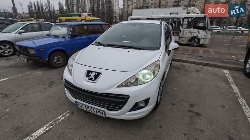 Хэтчбек Peugeot 207 2011 в Киеве