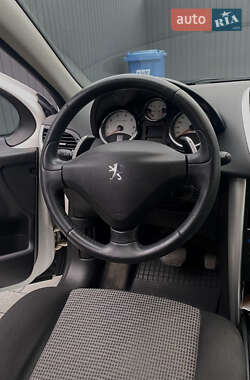 Хэтчбек Peugeot 207 2009 в 
