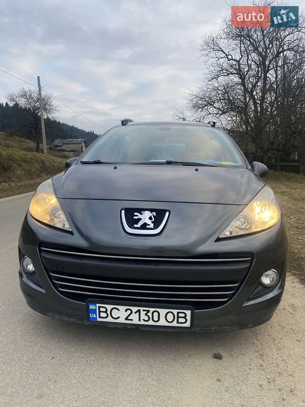 Хэтчбек Peugeot 207 2010 в Сходнице