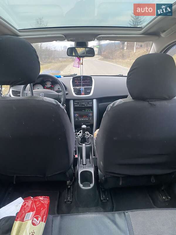 Хэтчбек Peugeot 207 2010 в Сходнице