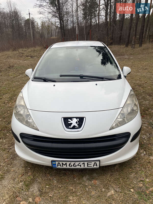 Хэтчбек Peugeot 207 2009 в Коростышеве