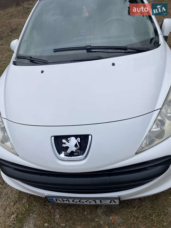 Хэтчбек Peugeot 207 2009 в Коростышеве