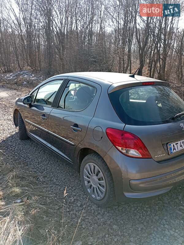 Хэтчбек Peugeot 207 2010 в Ивано-Франковске