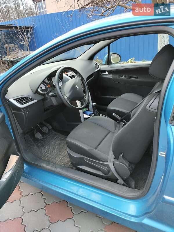 Хэтчбек Peugeot 207 2011 в Мироновке