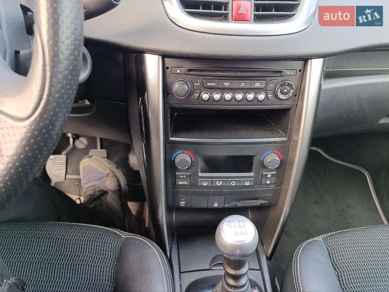 Хетчбек Peugeot 207 2011 в Чернівцях
